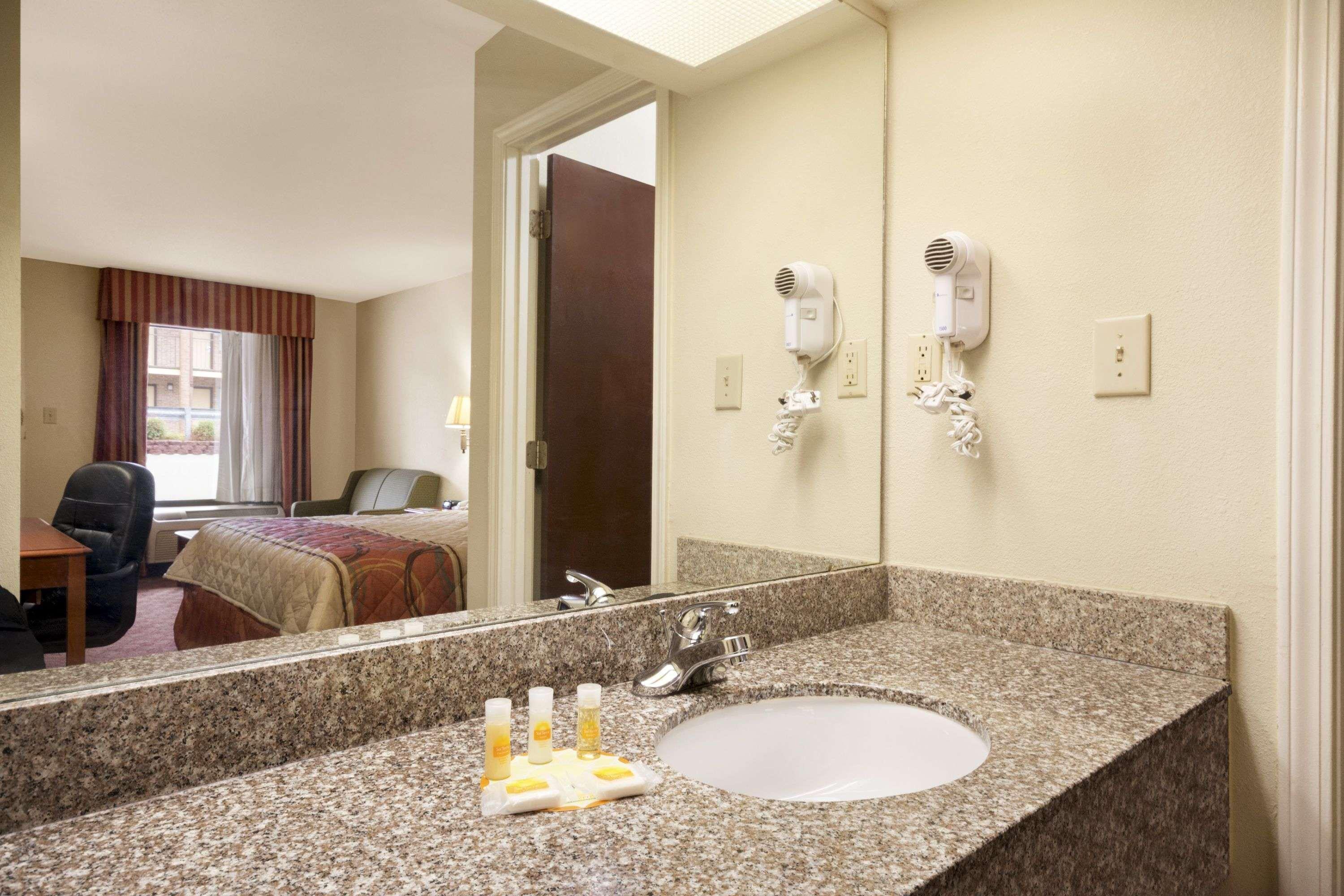 Days Inn By Wyndham Weldon Roanoke Rapids Экстерьер фото