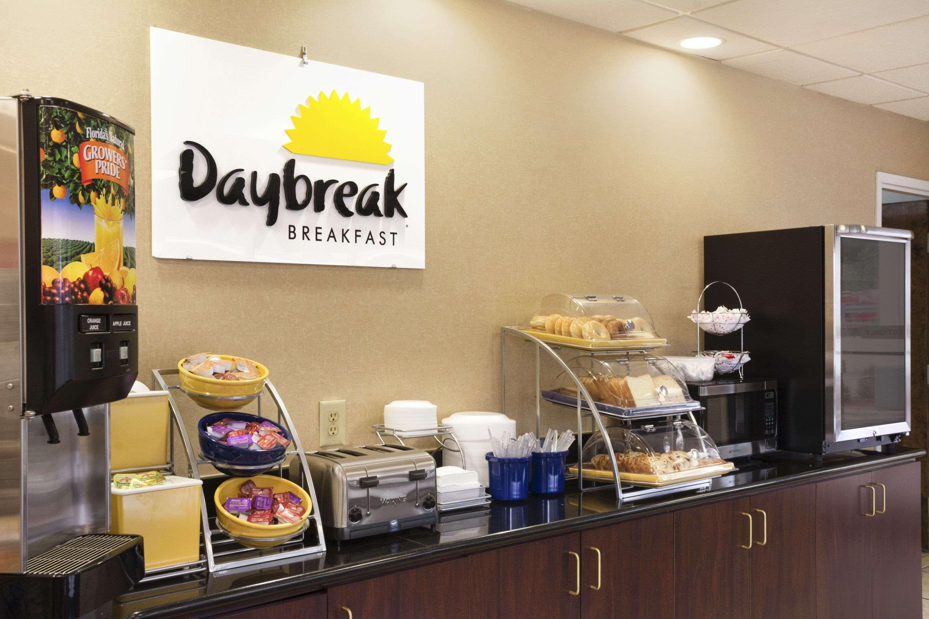 Days Inn By Wyndham Weldon Roanoke Rapids Экстерьер фото