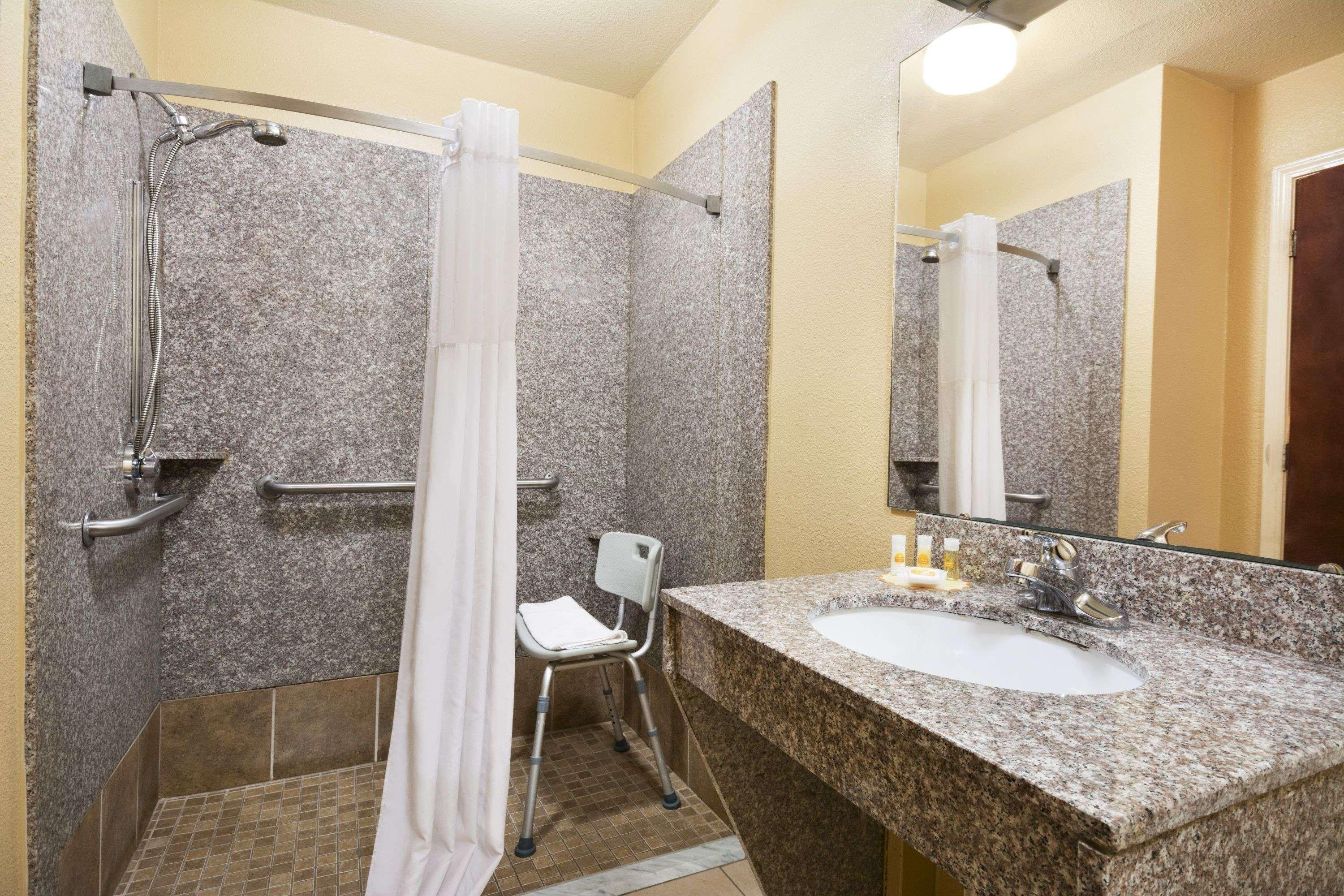 Days Inn By Wyndham Weldon Roanoke Rapids Экстерьер фото