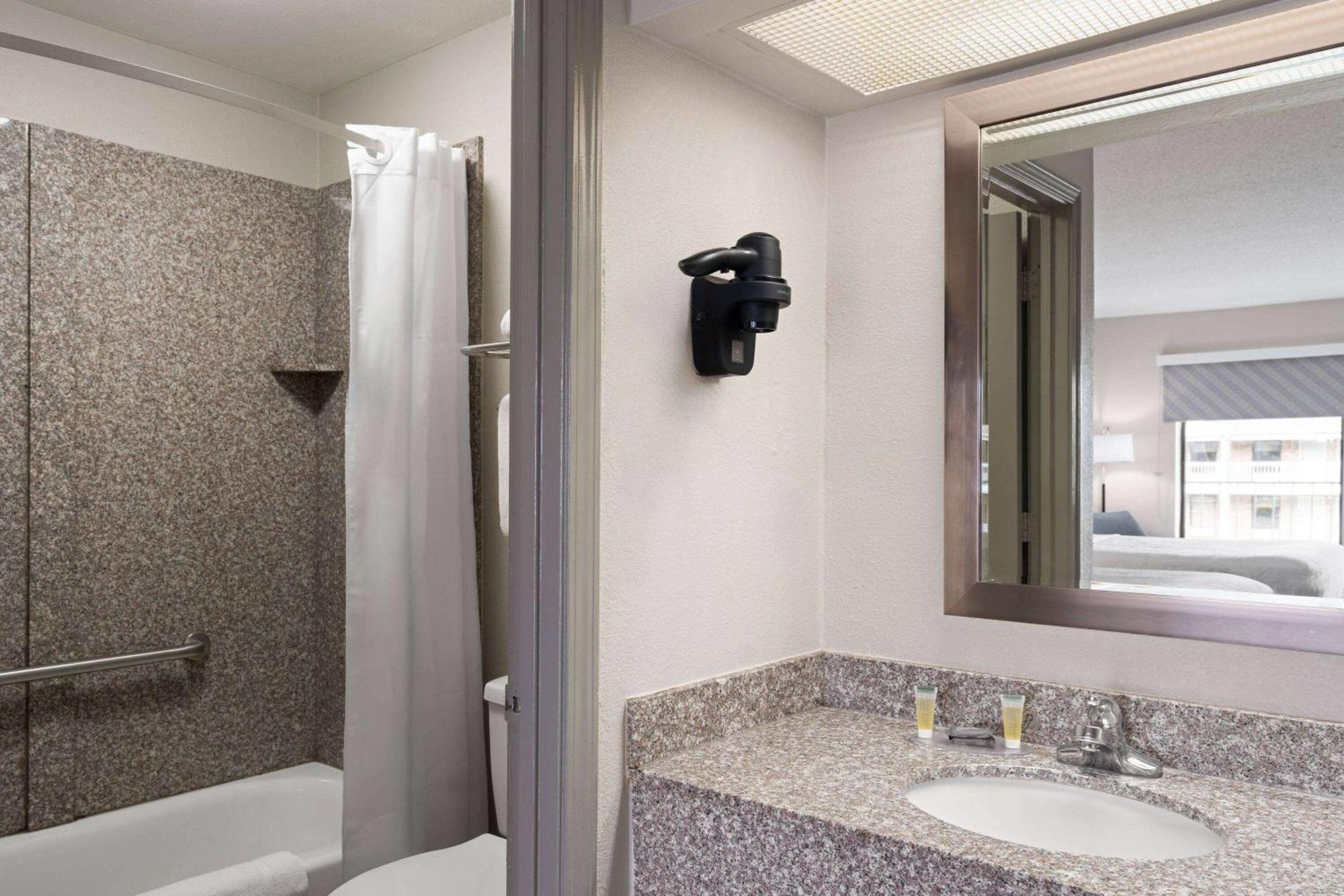 Days Inn By Wyndham Weldon Roanoke Rapids Экстерьер фото