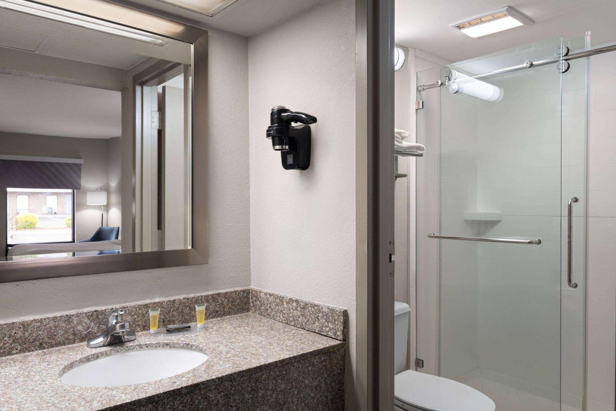 Days Inn By Wyndham Weldon Roanoke Rapids Экстерьер фото